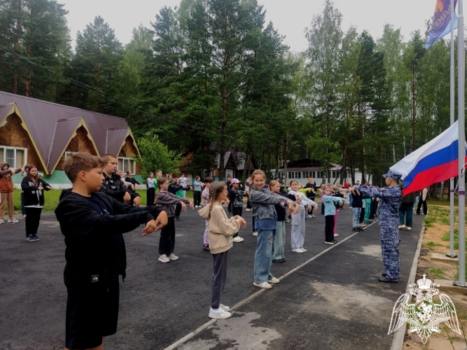 Росгвардейцы Владимирской области провели утреннюю зарядку в детском лагере