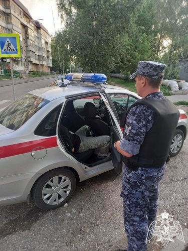 Во Владимире росгвардейцы задержали мужчину, незаконно проникшего в магазин