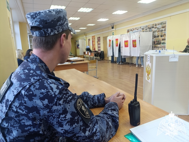 РОСГВАРДЕЙЦЫ ПРИНЯЛИ УЧАСТИЕ В ОБЕСПЕЧЕНИИ ОБЩЕСТВЕННОЙ БЕЗОПАСНОСТИ В ХОДЕ ЕДИНОГО ДНЯ ГОЛОСОВАНИЯ ВО ВЛАДИМИРСКОЙ ОБЛАСТИ