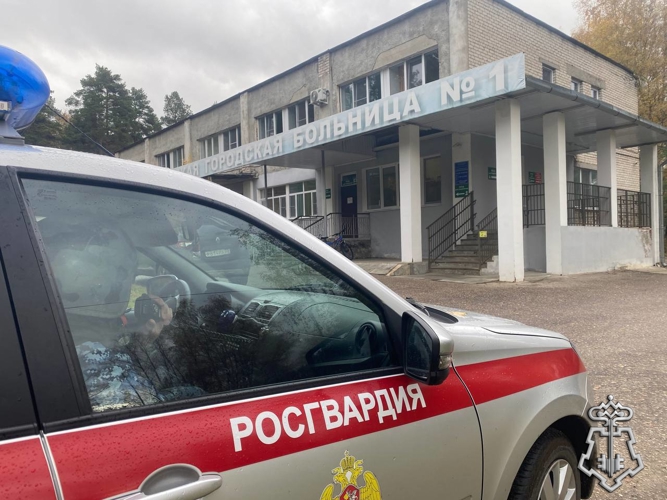 Во Владимирской области росгвардейцы задержали мужчину, разбившего окно  городской больницы