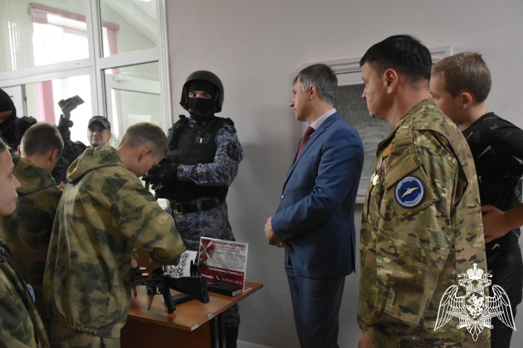 Сотрудники вневедомственной охраны регионального Управления Росгвардии приняли участие в патриотическом слёте «Будущие защитники Отечества» и Всероссийской акции «Марш Знамени Победы»