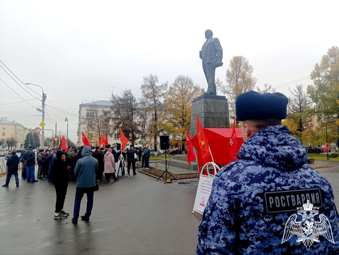 Росгвардейцы приняли участие в обеспечении общественной безопасности митинга, посвященного Дню октябрьской революции 1917 года
