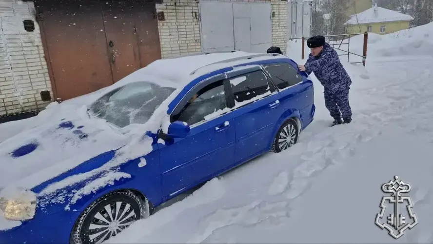 Во Владимире сотрудники Росгвардии помогли гражданам, оказавшимся в затруднительной ситуации из-за непогоды