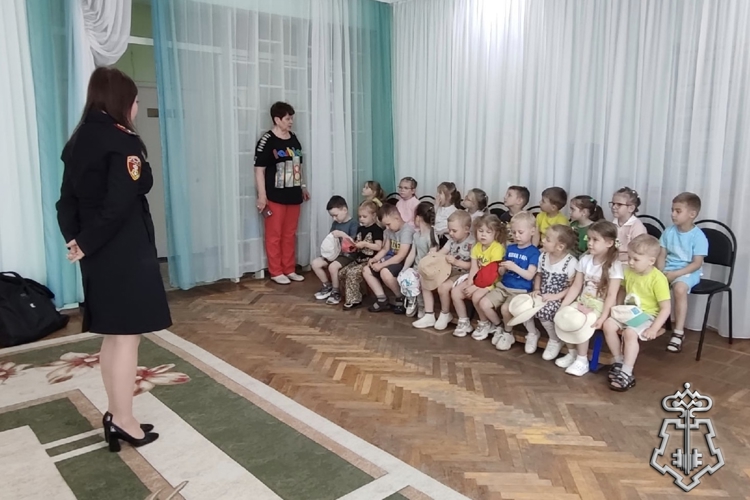 Сотрудники Росгвардии провели день безопасности в детском саду 