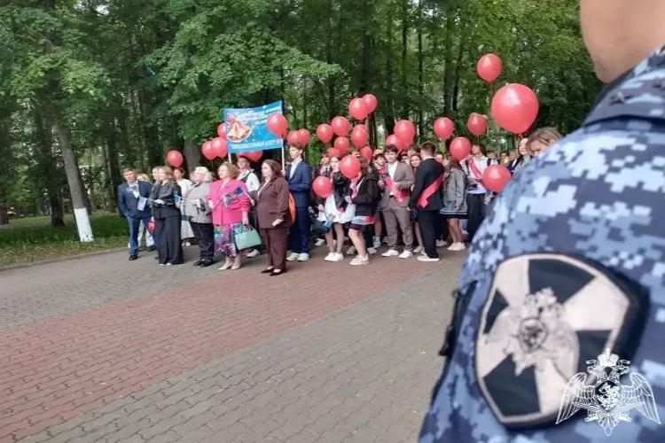 Росгвардейцы обеспечили безопасность во время проведения «Последнего звонка» во Владимирской области