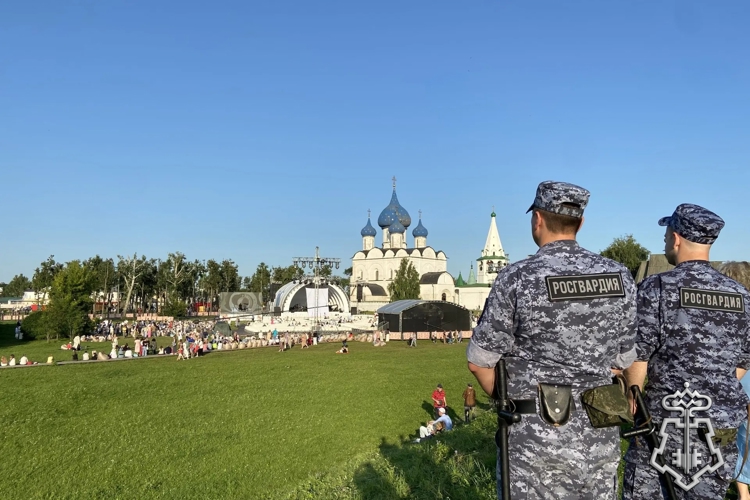 Владимирские росгвардейцы обеспечили охрану общественного порядка на втором летнем фестивале Дениса Мацуева в Суздале