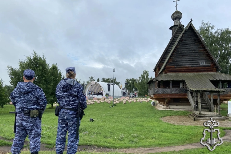 Владимирские росгвардейцы обеспечили охрану общественного порядка на втором летнем фестивале Дениса Мацуева в Суздале