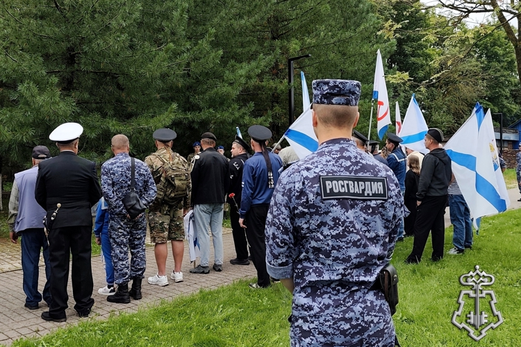 Росгвардейцы обеспечили правопорядок на митинге, посвященном 330-ой годовщине образования Военно-Морского Флота России.