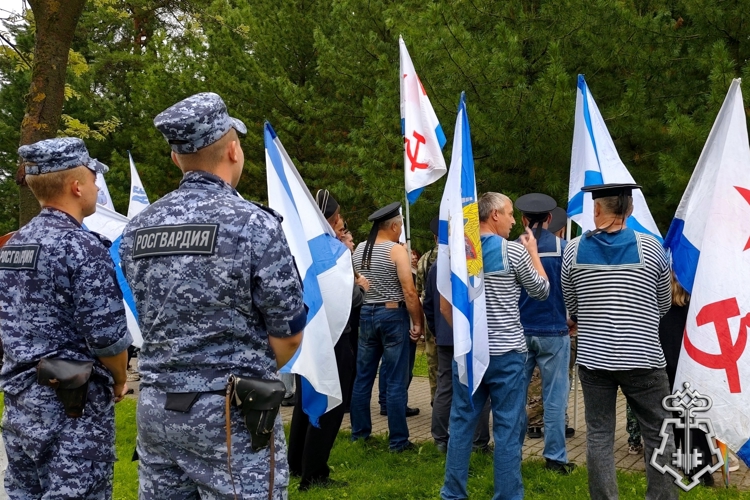 Росгвардейцы обеспечили правопорядок на митинге, посвященном 330-ой годовщине образования Военно-Морского Флота России.