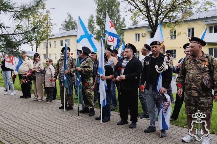 Росгвардейцы обеспечили правопорядок на митинге, посвященном 330-ой годовщине образования Военно-Морского Флота России.