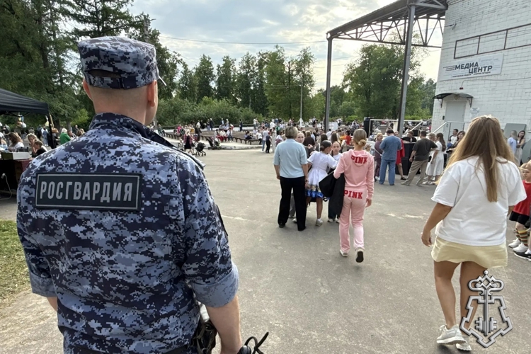 Росгвардейцы приняли участие в праздничных мероприятиях, посвящённых Дню семьи, любви и верности.