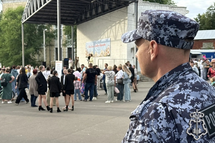Росгвардейцы приняли участие в праздничных мероприятиях, посвящённых Дню семьи, любви и верности.