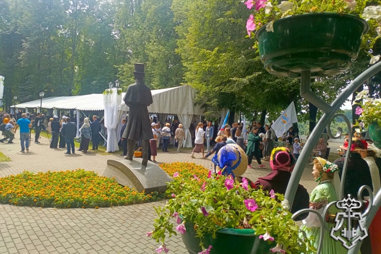 Росгвардейцы приняли участие в праздничных мероприятиях, посвящённых Дню семьи, любви и верности.