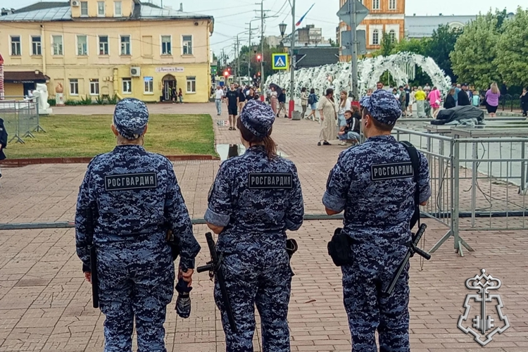 Росгвардейцы приняли участие в праздничных мероприятиях, посвящённых Дню семьи, любви и верности.