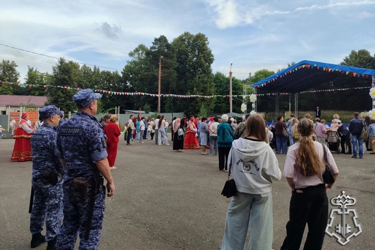 Росгвардейцы приняли участие в праздничных мероприятиях, посвящённых Дню семьи, любви и верности.