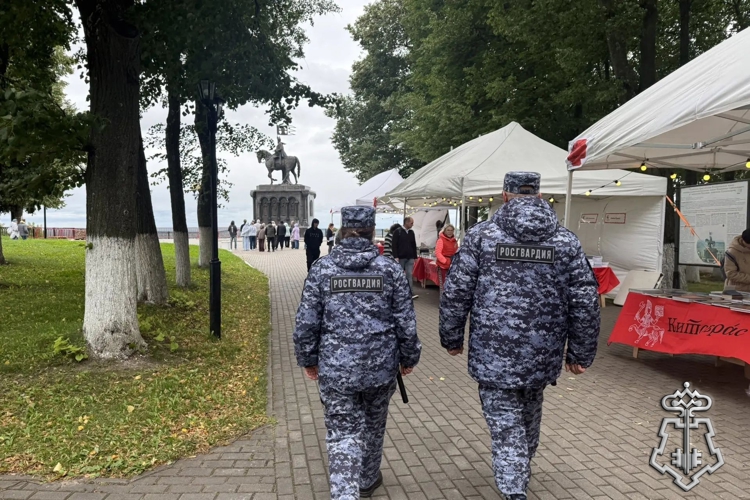 Росгвардия обеспечила охрану общественного порядка во время проведения книжного фестиваля «Китоврас» и юбилейного полумарафона «Золотые ворота»