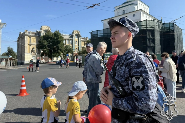 Росгвардия обеспечила охрану общественного порядка во время проведения книжного фестиваля «Китоврас» и юбилейного полумарафона «Золотые ворота»