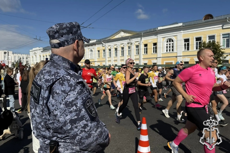 Росгвардия обеспечила охрану общественного порядка во время проведения книжного фестиваля «Китоврас» и юбилейного полумарафона «Золотые ворота»