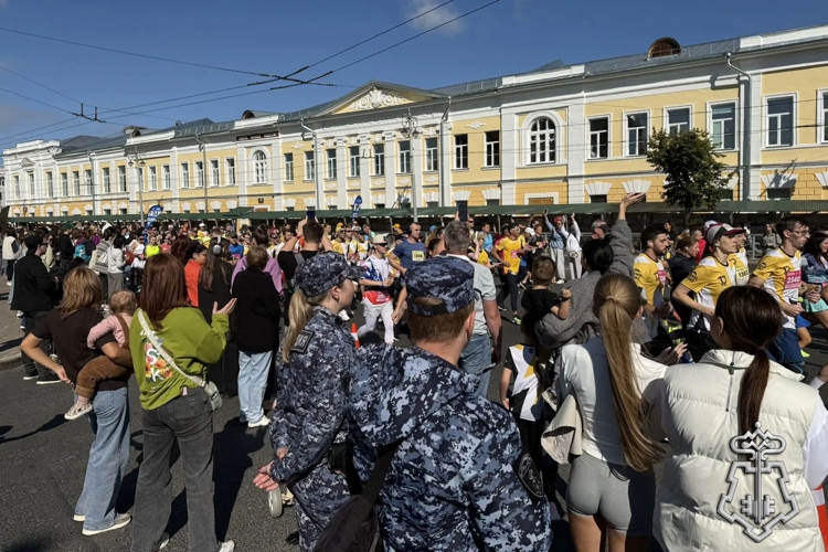 Росгвардия обеспечила охрану общественного порядка во время проведения книжного фестиваля «Китоврас» и юбилейного полумарафона «Золотые ворота»