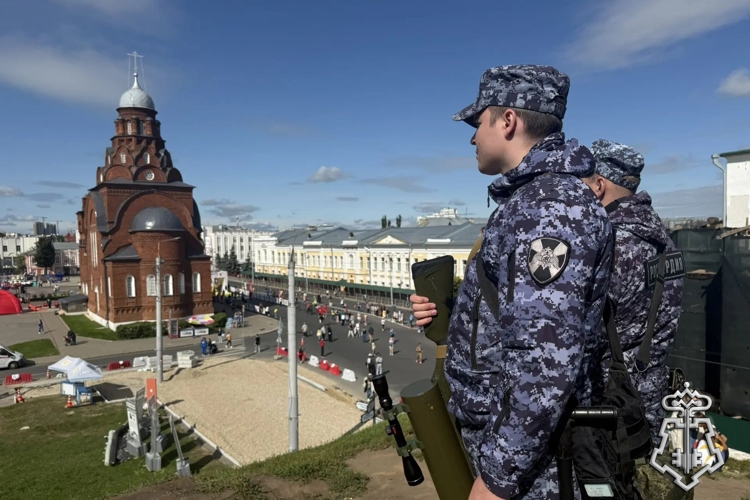 Росгвардия обеспечила охрану общественного порядка во время проведения книжного фестиваля «Китоврас» и юбилейного полумарафона «Золотые ворота»
