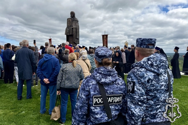 Во Владимире сотрудники Росгвардии приняли участие в торжественном открытии памятника Андрею Боголюбскому