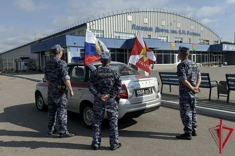 Росгвардейцы обеспечили правопорядок и провели акцию ко Дню Государственного флага Российской Федерации