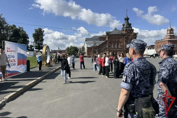 Росгвардейцы обеспечили правопорядок и провели акцию ко Дню Государственного флага Российской Федерации
