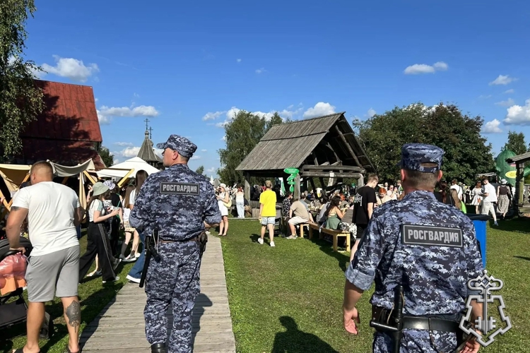 ВЛАДИМИРСКИЕ РОСГВАРДЕЙЦЫ ОБЕСПЕЧИЛИ ПРАВОПОРЯДОК ПРИ  ПРОВЕДЕНИИ "ДНЯ ОГУРЦА" В СУЗДАЛЕ