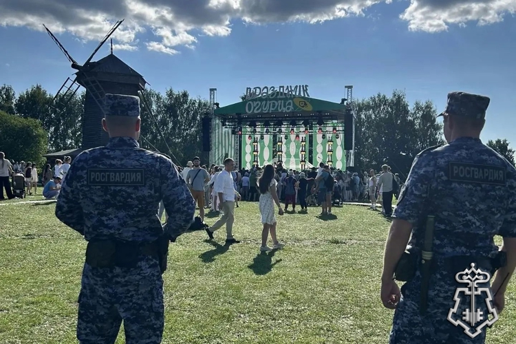 ВЛАДИМИРСКИЕ РОСГВАРДЕЙЦЫ ОБЕСПЕЧИЛИ ПРАВОПОРЯДОК ПРИ  ПРОВЕДЕНИИ "ДНЯ ОГУРЦА" В СУЗДАЛЕ