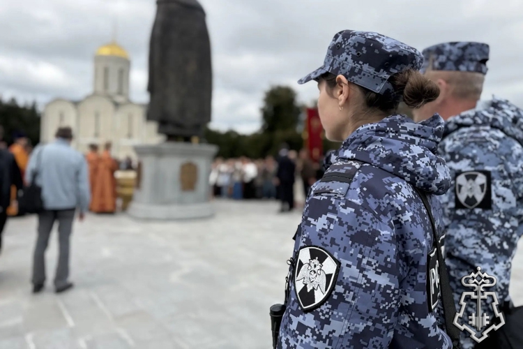 Во Владимире сотрудники Росгвардии приняли участие в торжественном открытии памятника Андрею Боголюбскому