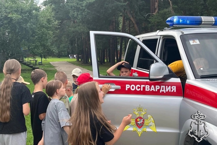 Сотрудники Росгвардии: каникулы с пользой — дети познакомились со службой