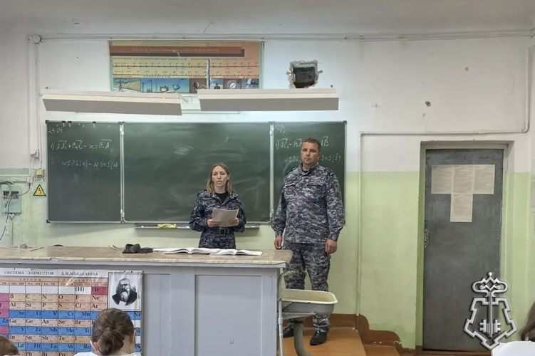 В Гороховце сотрудники Управления Росгвардии по Владимирской области провели профориентационные встречи со школьниками и студентами