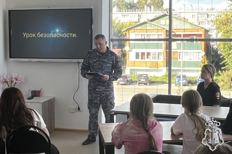 Росгвардия: офицер ведомства провёл урок безопасности для школьников в Вязниках в рамках акции «Дети против терроризма»