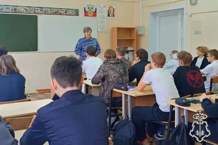 В рамках празднования 10-летия Росгвардии и 215-летия войск правопорядка, в преддверии 74-й годовщины со дня образования подразделений вневедомственной охраны, сотрудница ведомства провела профориентационную беседу со старшеклассниками школ №1 и  №2» города Судогда