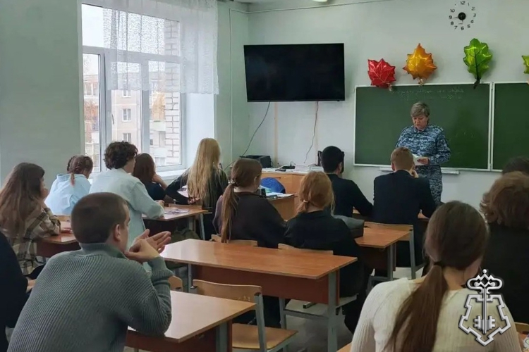 В рамках празднования 10-летия Росгвардии и 215-летия войск правопорядка, в преддверии 74-й годовщины со дня образования подразделений вневедомственной охраны, сотрудница ведомства провела профориентационную беседу со старшеклассниками школ №1 и  №2» города Судогда