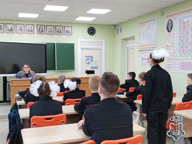В преддверии 74-ой годовщины со дня образования вневедомственной охраны, и подготовки принятия присяги кадетами, сотрудница вневедомственной охраны по Александровскому району Росгвардии Владимирской области лейтенант полиции Екатерина М. провела урок мужества для учащихся кадетского класса средней общеобразовательной школы № 14 города Александрова