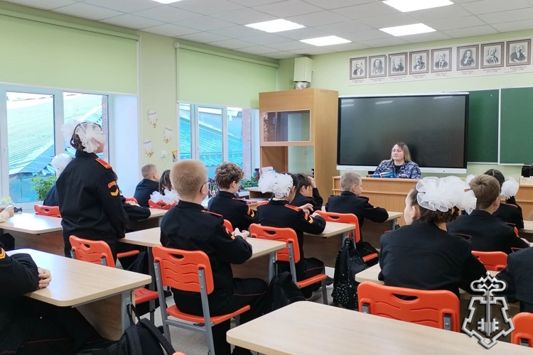 В преддверии 74-ой годовщины со дня образования вневедомственной охраны, и подготовки принятия присяги кадетами, сотрудница вневедомственной охраны по Александровскому району Росгвардии Владимирской области лейтенант полиции Екатерина М. провела урок мужества для учащихся кадетского класса средней общеобразовательной школы № 14 города Александрова