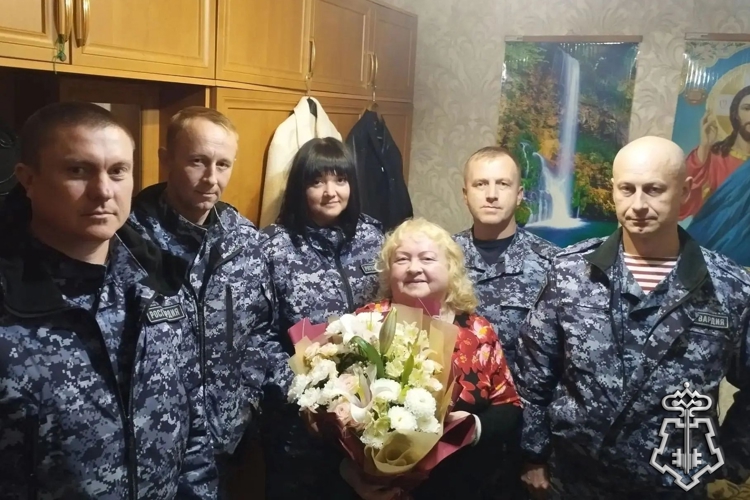 В Кольчугино росгвардейцы поздравили ветерана вневедомственной охраны с 65-летием